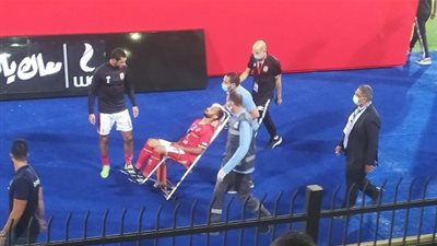  عاجل - نقل نجم الأهلي إلى المستشفى