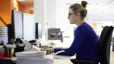 تعرف على رسوم وإجراءات الحصول عـلى إذن للعمل بهيئة أجنبية خارج البلاد