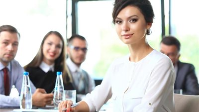 خبيرة: قواعد الإتيكيت لا تُطبق بالكامل مع المرأة في العمل لهذا السبب (فيديو)