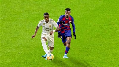 مفاجأة.. تعرف على مُعلق مباراة برشلونة وريال مدريد اليوم الأحد في الدوري الإسباني