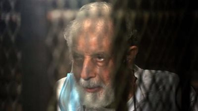 تصرف مفاجئ من القيادي الإخواني محمود عزت قبل محاكمته