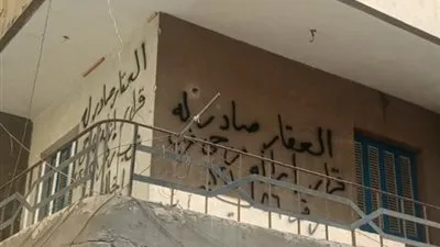 تنفيذ قرار إخلاء إداري لعقار يشكل خطورة بحي غرب المنصورة في الدقهلية (صور)