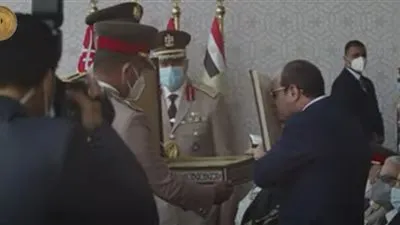 مدير الكلية الحربية يهدي السيسي هدية تذكارية