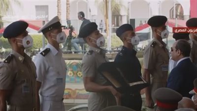 شاهد.. خريجو الكليات العسكرية يقدمون هدية تذكارية لـ