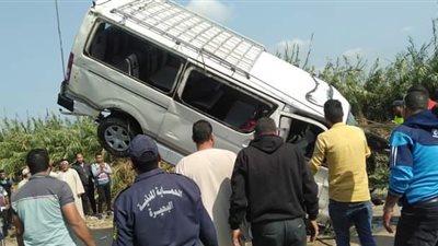 إصابة 12 شخصا إثر سقوط ميكروباص في ترعة بالبحيرة (صور وأسماء)