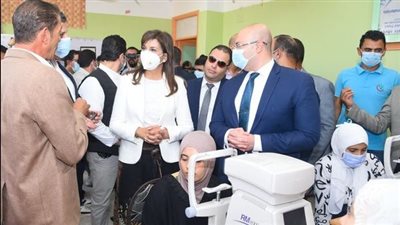 وزيرة الهجرة ومحافظ بني سويف يتفقدان قافلة طبية بالمحافظة