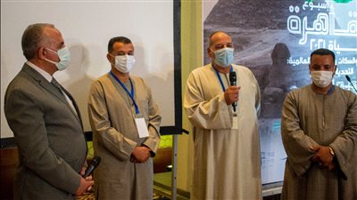 وزير الموارد المائية يحاور مزارعين تحولوا لاستخدام نظم الري الحديث 