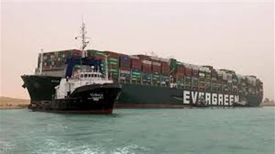 كندا تعلن سقوط أكثر من 100 حاوية من سفينة شحن تعرضت للحريق 