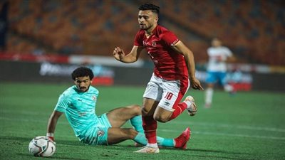 صلاح محسن يؤازر لاعبي الأهلي في القمة 