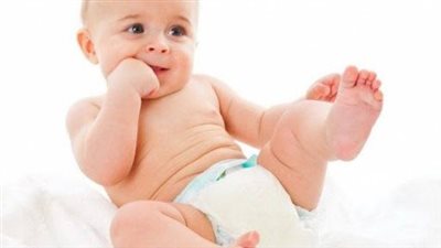 طبيب جلدية ينصح بعدم استخدام الحفاضات للأطفال بالمنزل (فيديو)