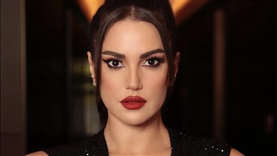 بالأزرق.. درة تبهر جمهورها بأحدث ظهور لها 