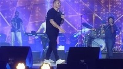 عمرو دياب يُشعل الأجواء بحفل 