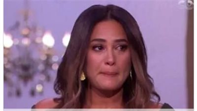 لهذا السبب.. هند صبري تبكي في افتتاح الدورة الـ 32 لأيام قرطاج السينمائية