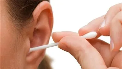 أستاذ بالقصر العيني يحذر من استخدام أعواد تنظيف الأذن (فيديو)