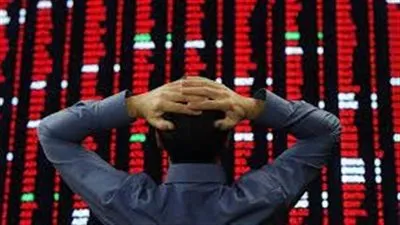 خبير: أزمة اقتصادية بالعالم.. وعلى المواطن أن يشتري السلع الأساسية (فيديو)