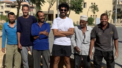 خالد النبوي يدعم العمال بطريقة مميزة 