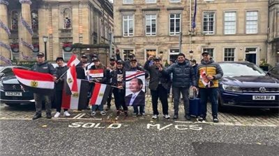 الجالية المصرية ببريطانيا تودع السيسي بعد مشاركته في قمة المناخ