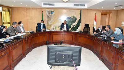 محافظ الفيوم يناقش خطط التوسع في تنفيذ برامج محو الأمية