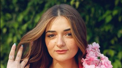 بإطلالة وردية.. ملك أحمد زاهر تبهر جمهورها