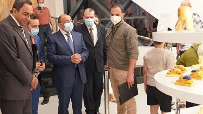 وزير التنمية المحلية يتفقد الجناح المصري في معرض 
