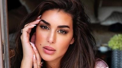 ياسمين صبري تفاجئ الجمهور بالحجاب.. صورة 