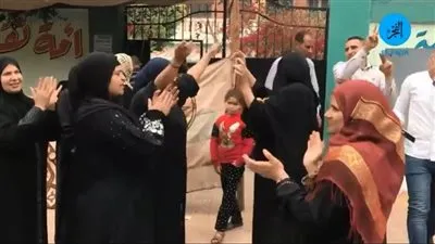 رقص وزغاريد على أبواب اللجان الانتخابية في الدقي (فيديو)