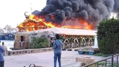 حريق هائل في مركب 