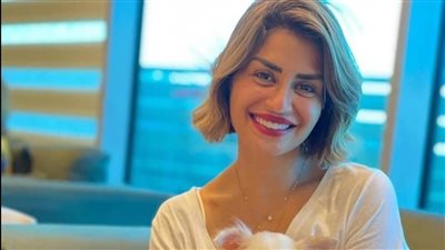 برفقة كلبها.. منة فضالي تصبح على جمهورها