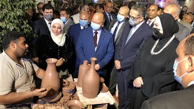 وزراء التنمية والصناعة والسياحة ومحافظ القاهرة يفتتحون قرية الفواخير 