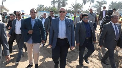 محافظ بني سويف يتفقد موقع العمل بمشروع محور الفشن التنموي (صور)