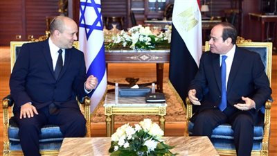 أستاذ علوم سياسية يكشف دلالة زيارة رئيس وزراء إسرائيل لمصر (فيديو)