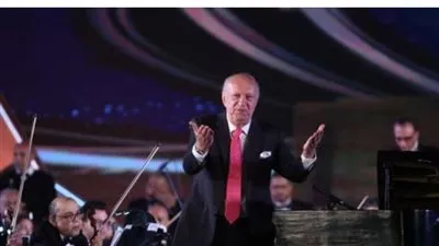 عمر خيرت ينشد في حب الوطن.. والجمهور يحتفل بعيد ميلاده ضمن فعاليات 