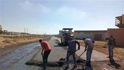 استمرار أعمال رصف ورفع كفاءة الطرق بالمنطقة الصناعية جنوب بورسعيد (صور)