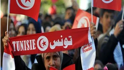 معارضون لإصلاحات الرئيس قيس سعيد يحاولون اقتحام حواجز أمنية باتجاه البرلمان 