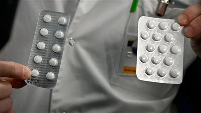 أستاذ ميكروبيولوجي يكشف سبب التغيير المستمر لبرتوكول علاج كورونا (فيديو)