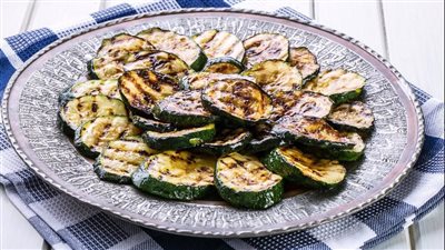 أسهل طريقة لتحضير الكوسا المشوية.. جربيها