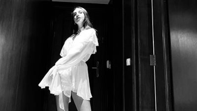 سلمى أبو ضيف تتألق بإطلالة جريئة في أحدث ظهور