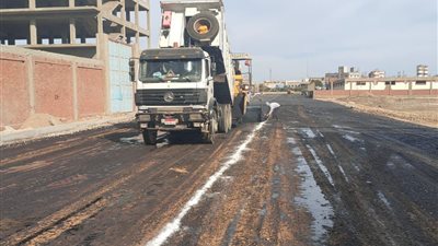 قرب الانتهاء من أعمال رصف ورفع كفاءة الطرق بالمنطقة الصناعية جنوب بورسعيد