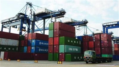 الجمارك: سماسرة السوق السوداء استفادوا بالإعفاءات الضريبية للمتاجرة بقوت المصريين