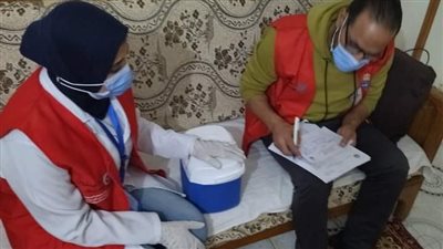 صحة السويس: تطعيم كبار السن وأصحاب الأمراض المزمنة ليلا بلقاح كورونا (صور)