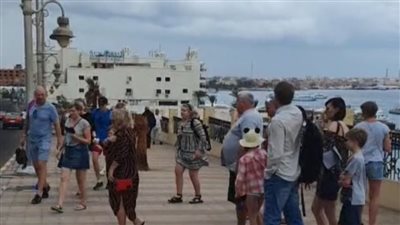  صور تذكارية واستمتاع بالأجواء الشتوية.. أفواج سياحية في شوارع الغردقة (صور)