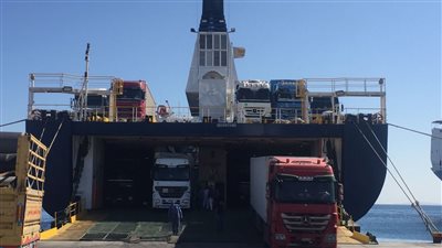 انتظام حركة الملاحة.. تداول 873 طن بضائع و322 شاحنة بموانئ البحر الأحمر