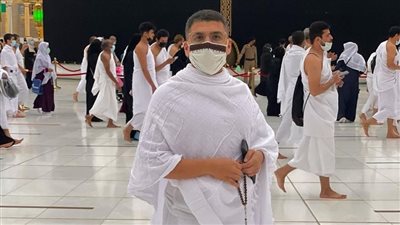 من أمام الكعبة..عمر كمال يوجه رسالة لجمهوره