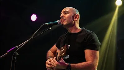 الأردني بشر يهدي الشعب الفلسطيني أغنية محمود درويش في أولى حفلاته بالقاهرة