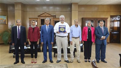 رئيس جامعة جنوب الوادي يلتقي وفد القطاع الثقافي بالسفارة الأمريكية