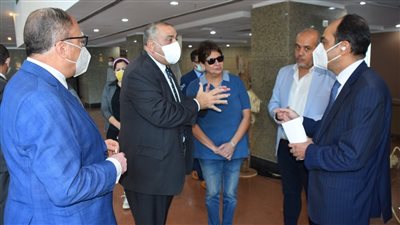 ممدوح مهدي يتفقد معرض إعادة التدوير