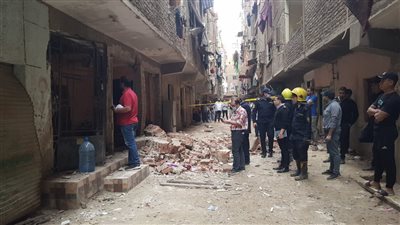 ننشر اللقطات الأولى لموقع انهيار أحد العقارات ببولاق الدكرور