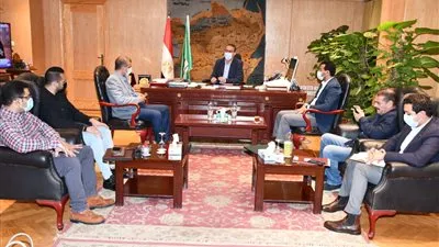 محافظ الفيوم يناقش أخر التطورات في القطاعات الخدمية والتنموية ويعلن مفاجأة للأهالي