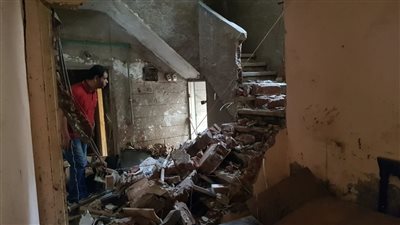 يقطنه 7 أسر.. إخلاء العقار المنهار جزئيا ببولاق الدكرور 