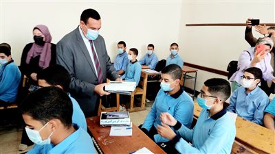 توزيع 34 ألفا و310 تابلت علي طلاب الصف الأول الثانوي بالبحيرة (صور)